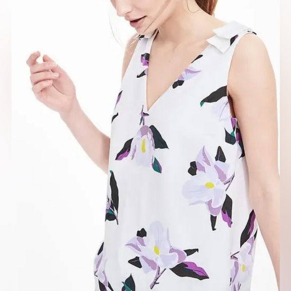 ✨ CLEAR OUT SALE ✨ Banana Republic Sleeveless Floral Blouse - Picture 3 of 8